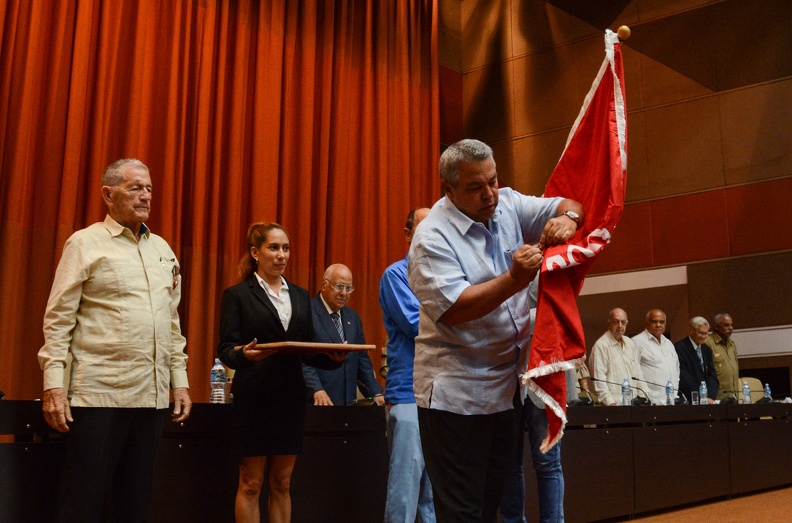El Secretario General de la Central de Trabajadores de Cuba, Ulises Guilarte, entregó el Sello Conmemorativo 80 aniversario de la CTC a cinco fundadores. Foto: ACN