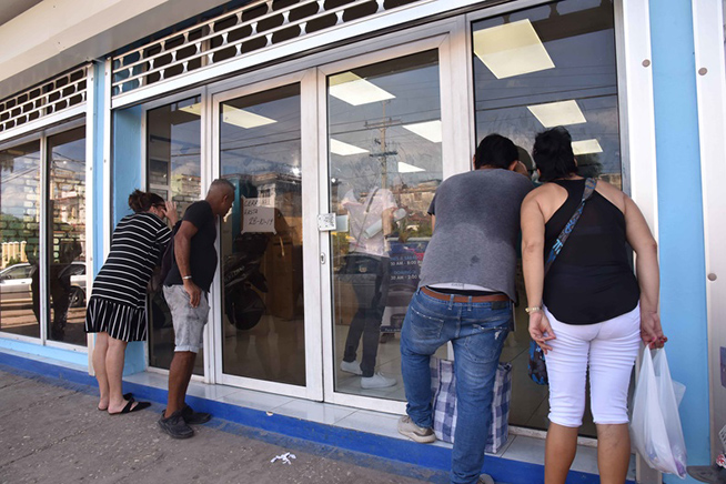 La tienda Panorama, ubicada en la avenida 42 esquina a 23, del municipio Playa, es uno de los establecimientos comerciales minoristas que formarán parte de la nueva red que venderá productos de calidad en moneda libremente convertible. Foto: Omara García Mederos/ACN