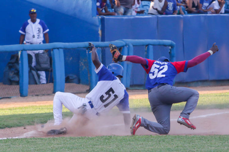 Industriales vs. Granma en el Latinoamericano. Foto: Roberto Morejón