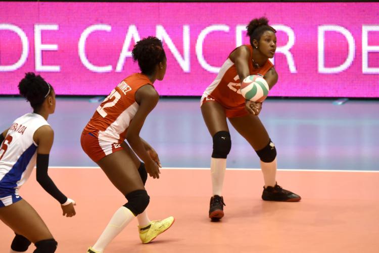 Campeonato NORCECA de Voleibol Femenino: Cubana Ivy Vila al recibo Foto norceca.info