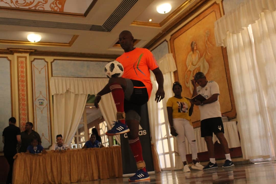Erick Hernández impuso este sábado otro marca mundial en dominio del balón. Foto: del autor