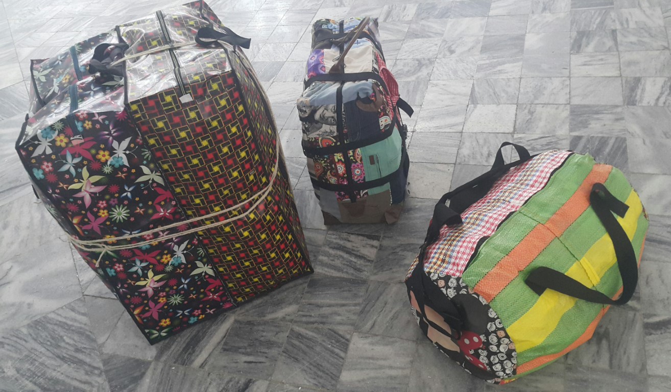  Instalación de Iván Zambrano Downing, una metáfora de las valijas de los migrantes.