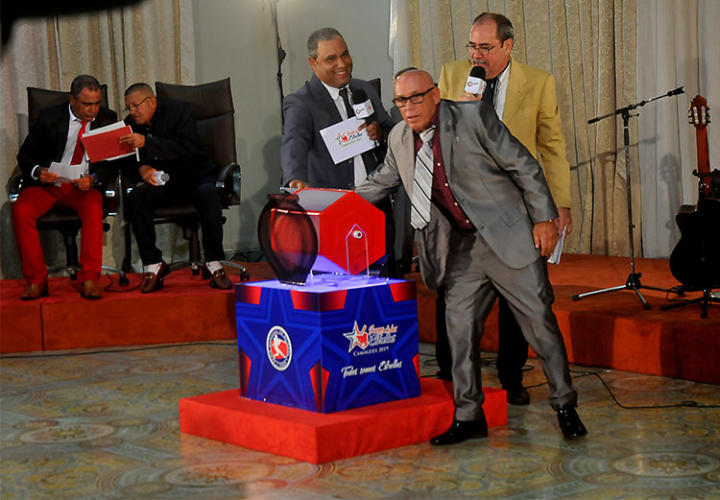 Armando Ferrer en el momento de escoger sus refuerzos. Foto: José Raúl Rodríguez Robleda
