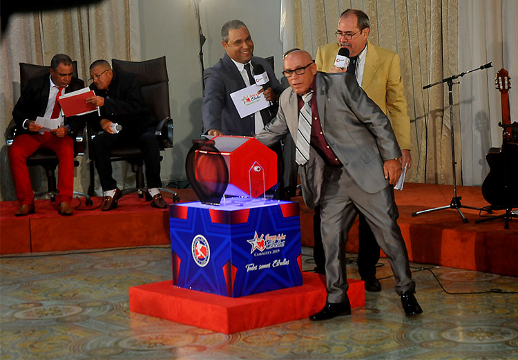Armando Ferrer en el momento de escoger sus refuerzos. Foto: José Raúl Rodríguez Robleda