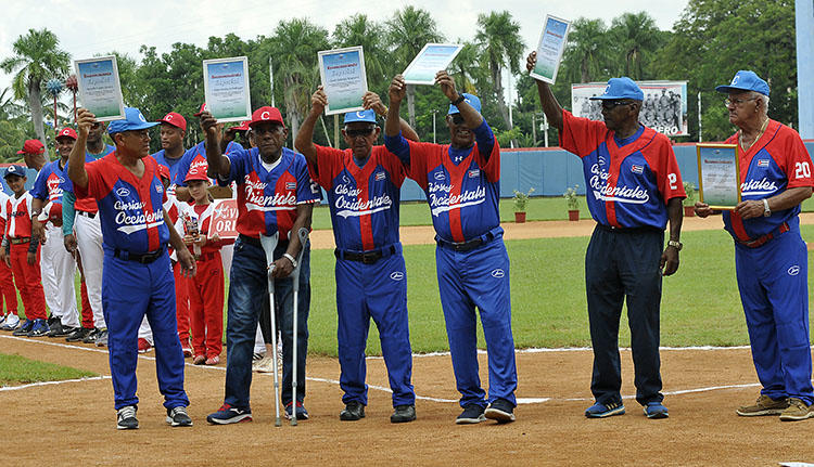Nueve integrantes del equipo Cuba en el campeonato mundial de 1969. Foto: José Raúl Rodríguez Robleda.