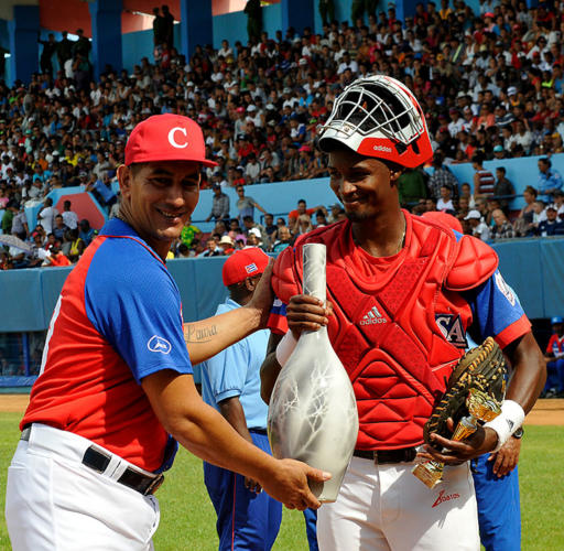 Ariel Pestano premió a Andy Cosme. Foto: José Raúl Rodríguez Robleda