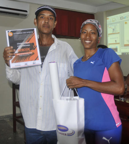 Omara Durán, multicampeona paralímpica, premió a los ganadores. Foto: José Raúl Rodríguez Robleda