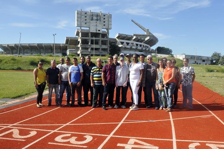 Los premiados de la XIII edición del Concurso Cuba Deportiva en la nueva pista auxiliar del estadio olímpico. Foto: José Raúl Rodríguez Robleda.