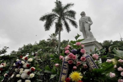 Envían Raúl Castro y Díaz-Canel ofrendas florales en homenaje a Céspedes