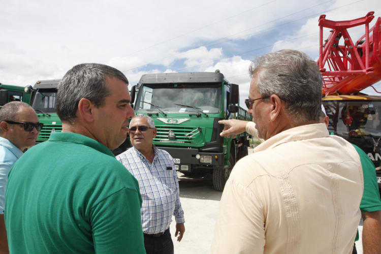 Equipos recuperados por la EDESCON para apoyar labores de construcción de viviendas