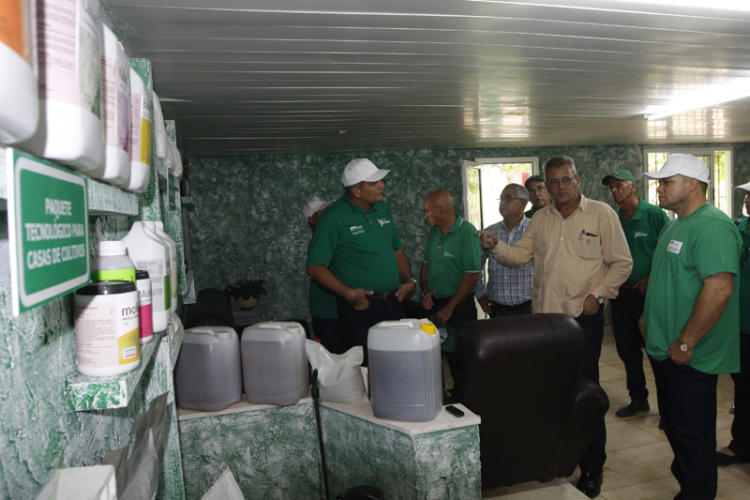 Ministro de la Agricultura comprueba disponibilidad de medios biológicos en Centro Comercial Las Guásimas. Foto: René Pérez Massola