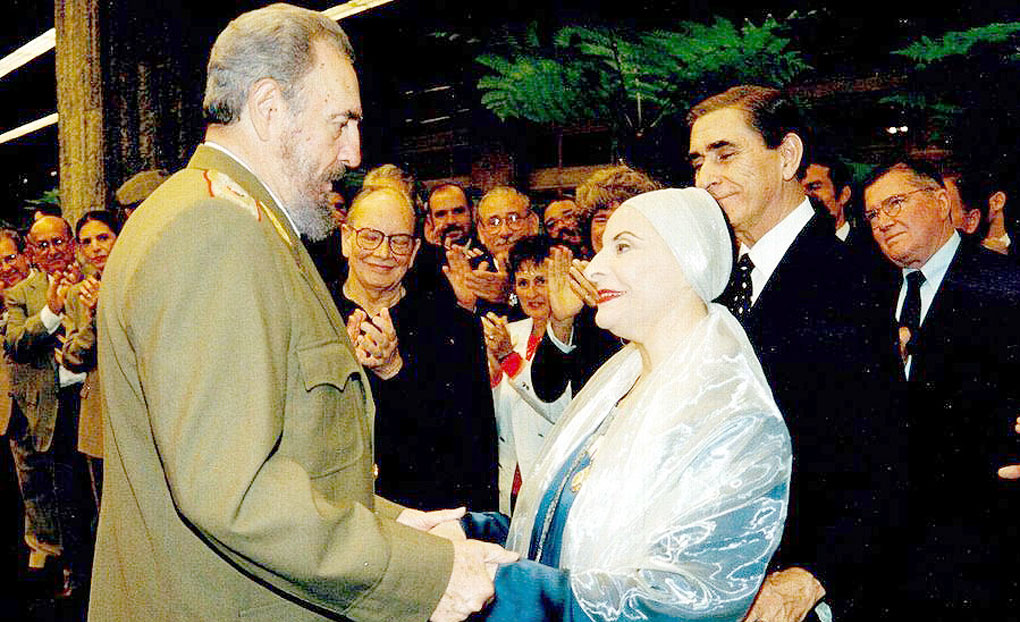 El Comandante en Jefe Fidel Castro Ruz le impone la Orden José Martí.