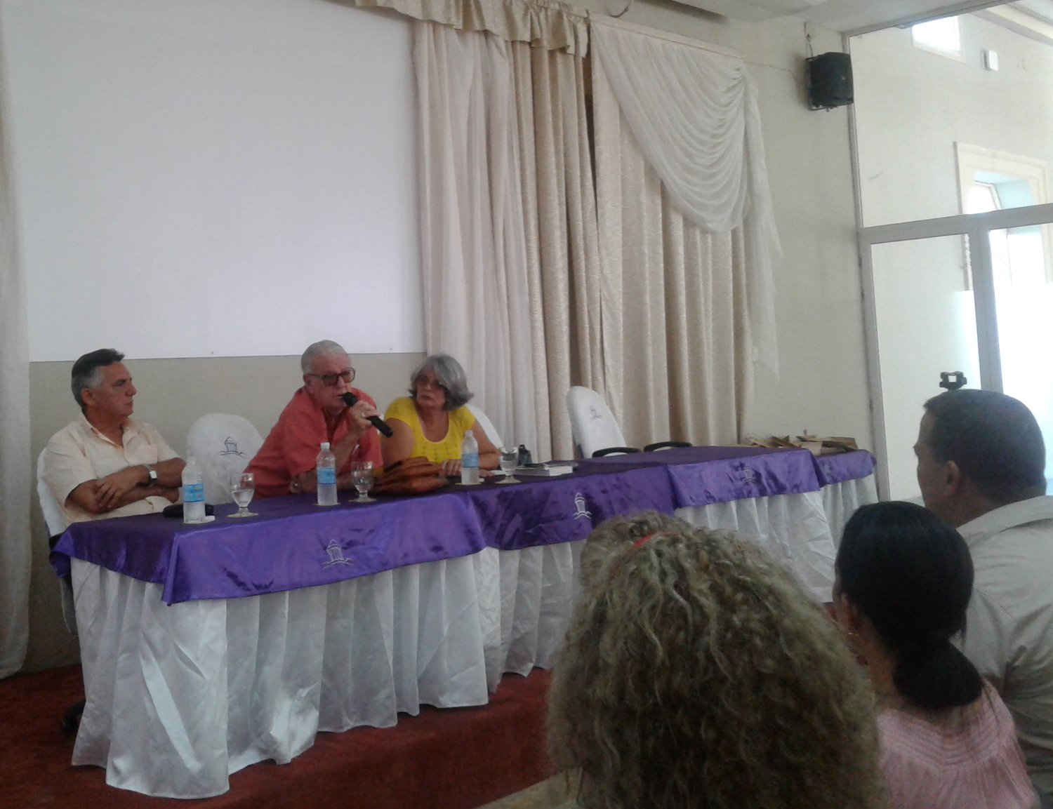 Durante la presentación del texto un aplauso prolongado, como homenaje, recordó a la historiadora Elda Cento, fallecida el 28 de octubre, y una de las ensayistas del libro. Foto: Gretel Díaz Montalvo