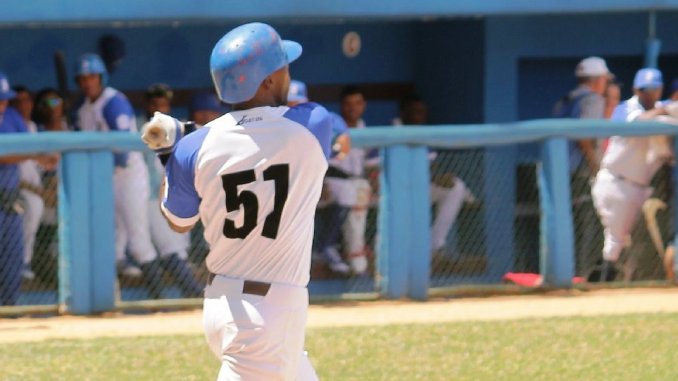 Dayron Blanco dio jonrón con bases llenas ante Granma. Foto: internet