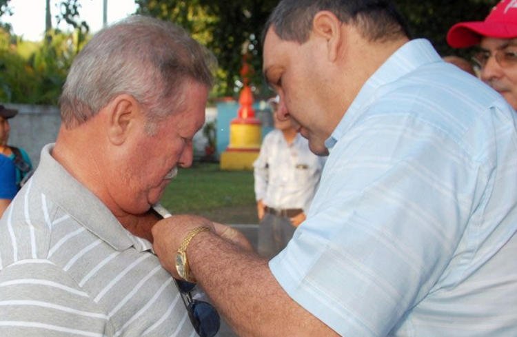 Varios azucareros de Cienfuegos recibieron la Medalla Trabajador Internacionalista. Foto: Juan Carlos Dorado