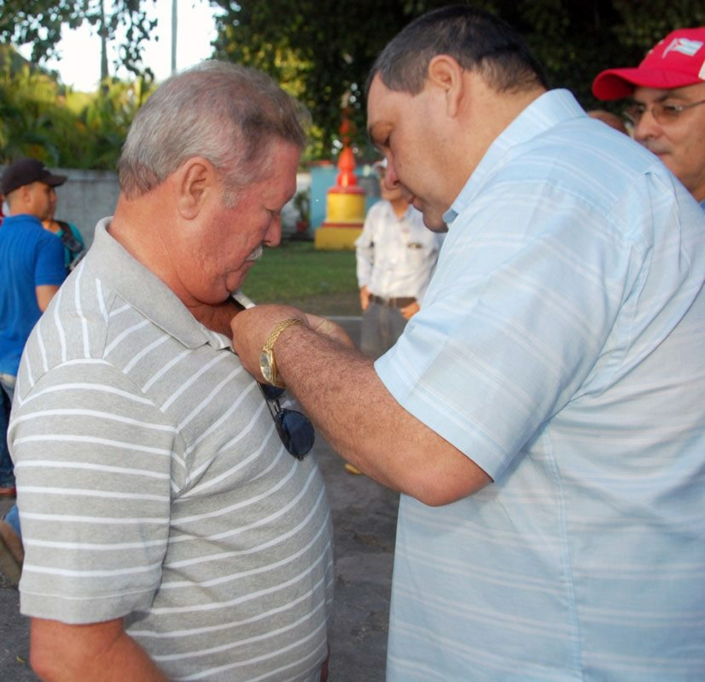 Varios azucareros de Cienfuegos recibieron la Medalla Trabajador Internacionalista. Foto: Juan Carlos Dorado