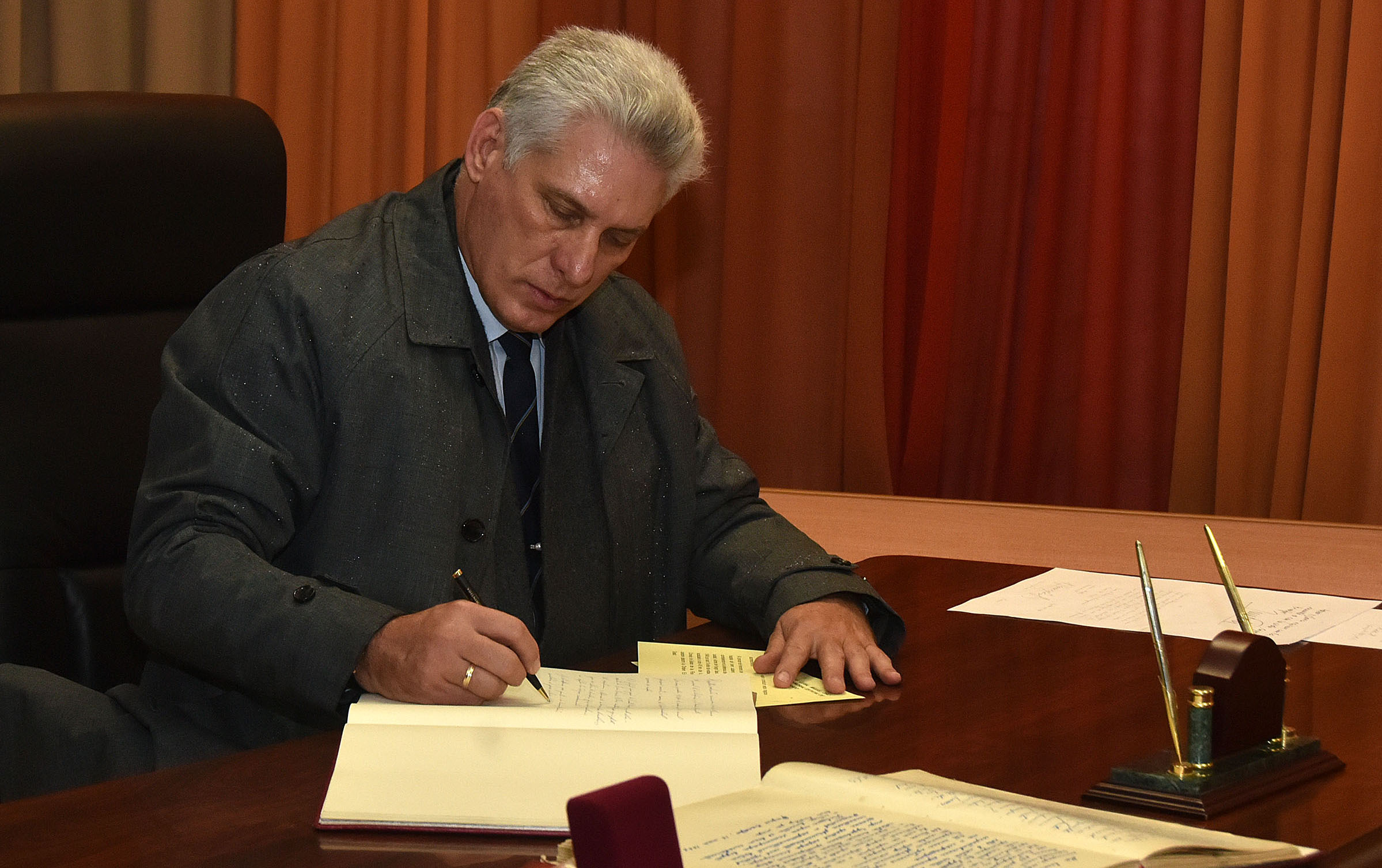 “¡Viva la amistad entre Cuba y Rusia! ¡Venceremos!”, escribió el Presidente cubano en el libro de visitas del cementerio de Piskariovskoye, donde descansan los restos de 490 mil ciudadanos que perecieron en el cerco nazi y la defensa de Leningrado durante la Segunda Guerra Mundial. 70 mil eran soldados, y 420 mil civiles, gente de pueblo que el bloqueo genocida mató. Foto: Estudios Revolución