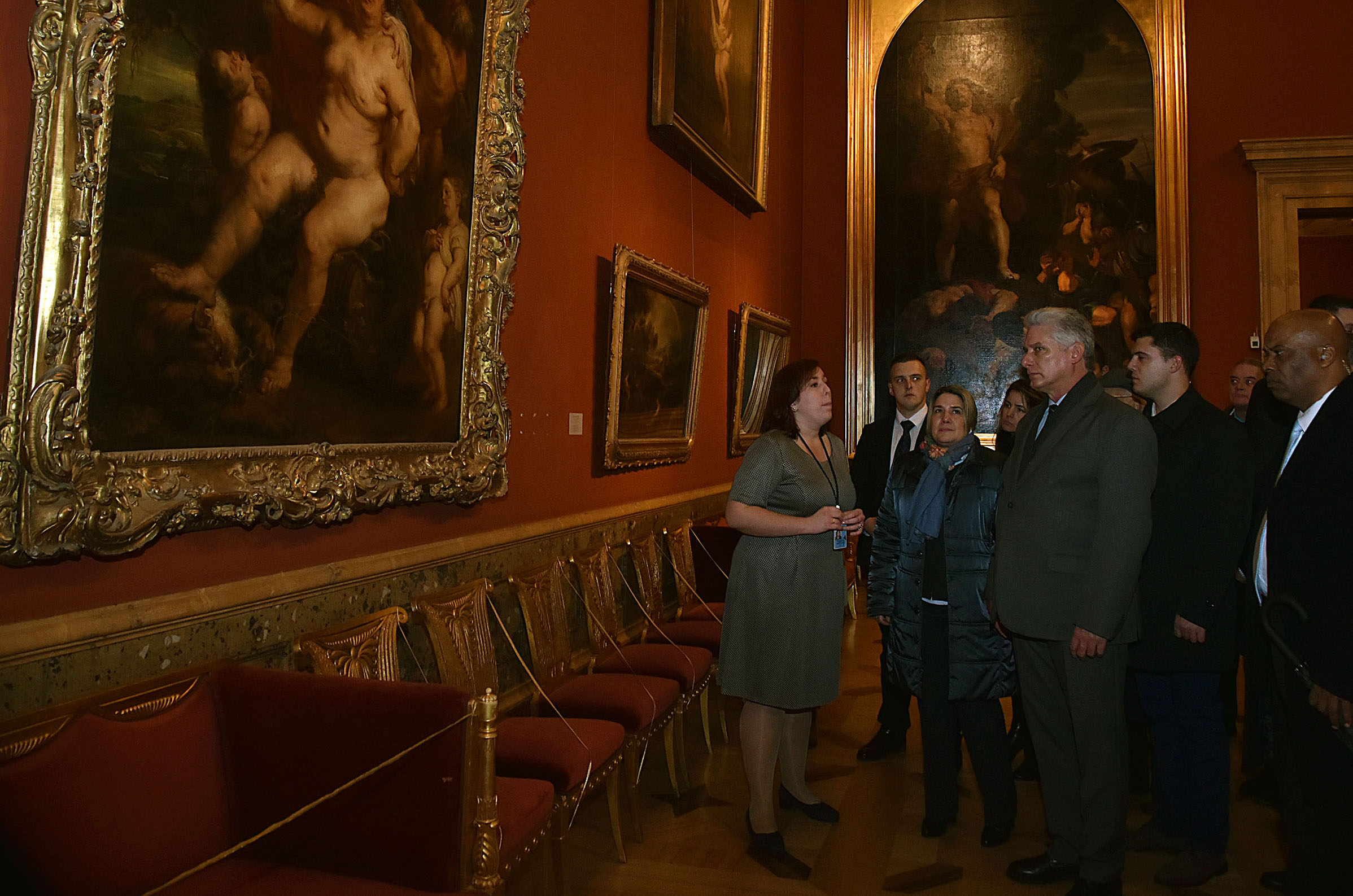 El mandatario caribeño visitó el Museo de Arte Ermitage —uno de los más importantes del mundo por las vastas y emblemáticas colecciones que atesora—, consciente de que cada momento debe servir para cultivar el espíritu, porque la cultura es vital para ser realmente buenos seres humanos. Foto: Estudios Revolución