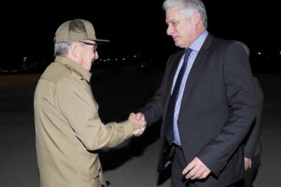 Raúl greets Díaz-Canel upon his return to the homeland