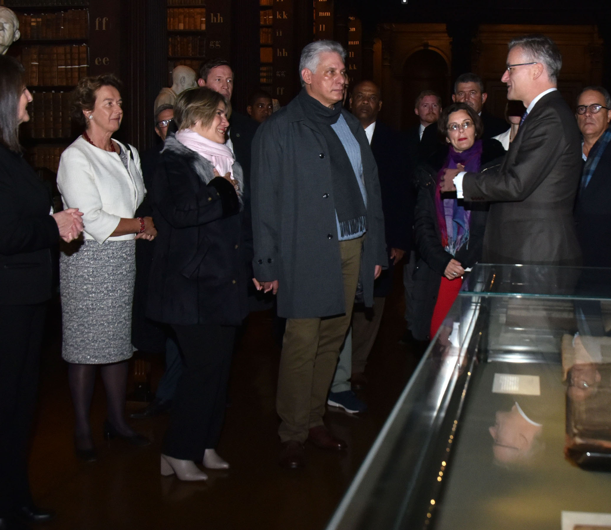 Durante la visita a la biblioteca del Trinity College, el Presidente cubano conoció y observó algunos títulos incunables de la literatura religiosa irlandesa. Foto: Estudios Revolución