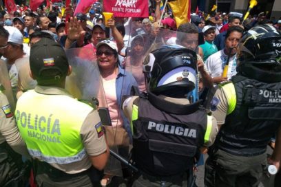 Presidente de Ecuador dispone toque de queda y militariza la capital