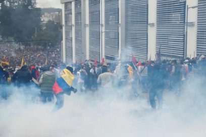 Decretan toque de queda alrededor de edificios estratégicos en Ecuador