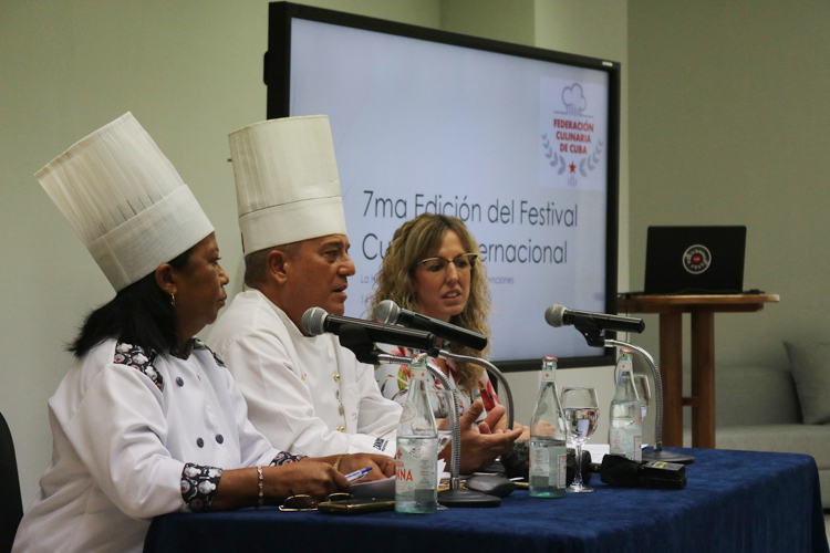 Tras 10 años de ausencia, el encuentro retorna con grandes expectativas. En la imagen, los chefs Eddy Fernández Monte y Josefa Vanega Santos, presidente y vice presidenta de la FCC, junto a la representante de Meliá en Cuba. Foto: Julio Gerardo Hun Longchong