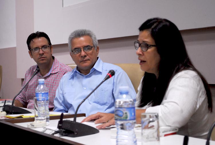 III Simposio Internacional La Revolución Cubana. Elier Ramírez, René González, y Katiuska Blanco. Foto: Agustín Borrego Torres