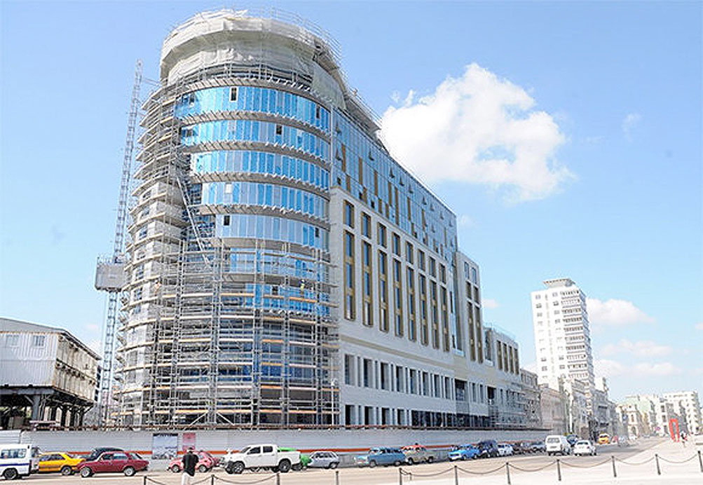 El signo distintivo del hotel Paseo del Prado es la torre semejante a la proa de un barco. Foto: Miguel Guzmán Ruiz/Prensa Latina