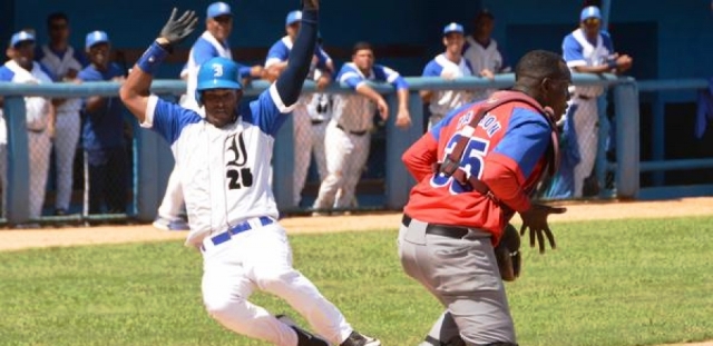 Industriales-Granma, uno de los partidos de comodines. Foto: Radio Coco.