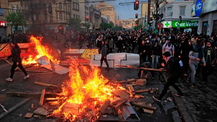Manifestantes encendían hogueras en Valparaíso, durante protestas contra el incremento al costo del metro de Santiago de Chile. Foto: prensalibre.com