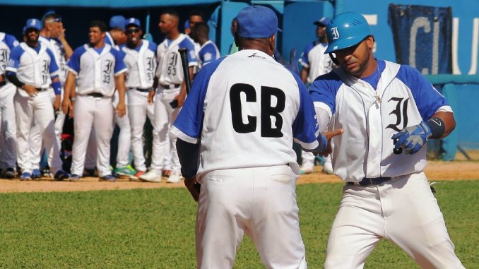 Wilfredo Aroche prendió la chispa en el mismo primer inning con jonrón. Foto: Boris Luis Cabrera