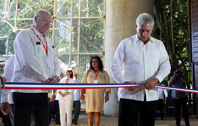 Díaz-Canel cortó la cinta que dejó oficialmente abierto el mayor recinto ferial de la isla, donde hay representantes de más de 60 países, y más de 4 mil participantes nacionales y extranjeros. (FOTO: Joaquín Hernández Mena)