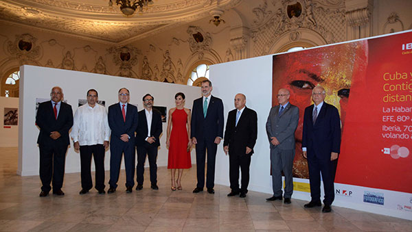 Reyes de España asisten a inauguración de la exhibición de fotografías Cuba y España