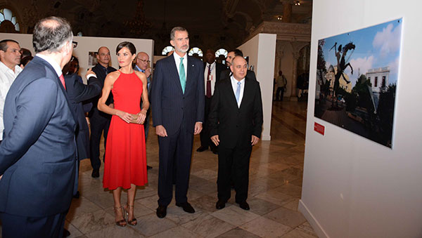 Reyes de España asisten a inauguración de la exhibición de fotografías Cuba y España