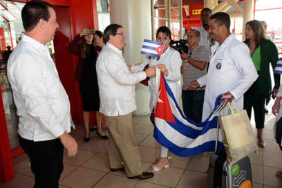 Recibe canciller cubano a último grupo de colaboradores procedentes de Bolivia (+Fotos)