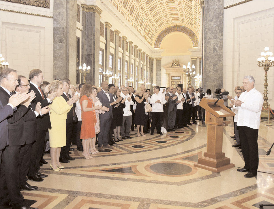 El Presidente de la República recibió el sábado a visitantes extranjeros que acompañaron a los cubanos en los festejos por el aniversario 500 de esta capital. En el Capitolio, sede institucional del Parlamento, el mandatario les dio la bienvenida y les agradeció su presencia en las celebraciones. Foto: Estudios Revolución