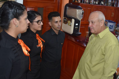 Hacer competitivo el comercio y la gastronomía estatal