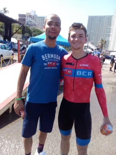 Kaden Hopkins, de Bermudas, junto a su entrenador. Foto: del autor