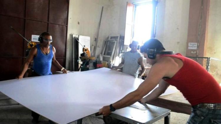 Como parte de la jornada de seguridad y salud del trabajo se planificaron visitas a centros como esta carpintería de la empresa LAMAS. Foto: Noryis