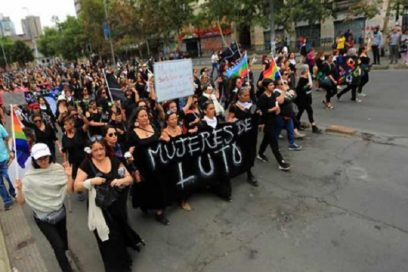 Mujeres de luto marchan en Chile en acciones de protesta