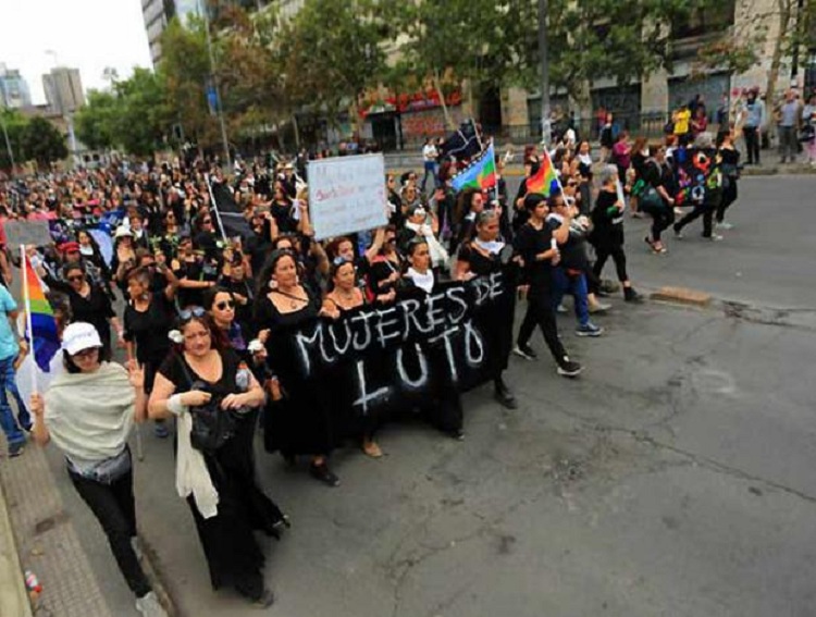 Mujeres de luto marchan en Chile en acciones de protesta • Trabajadores