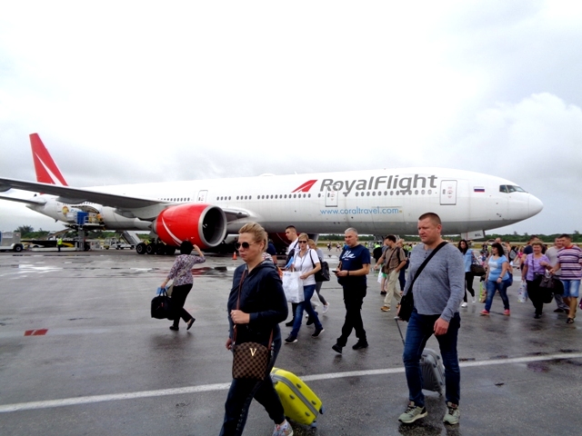 Casi 500 turistas rusos fueron trasladados desde Moscú hasta Holguín por la línea aérea Royal Fligth, que arribó por primera vez a esta región oriental cubana. (Foto: Lianne Fonseca)