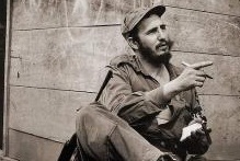 Fidel en la Sierra Maestra junto a su fusil en 1958. Foto: Sitio Fidel Soldado de las Ideas