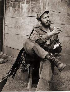 Fidel en la Sierra Maestra junto a su fusil en 1958. Foto: Sitio Fidel Soldado de las Ideas