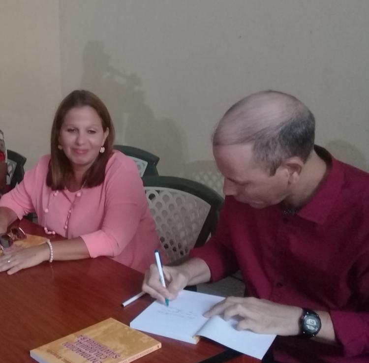 El autor de Entonación coloquial santiaguera autografió varios ejemplares