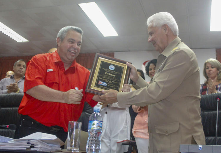 Ulises Guilarte entrega reconocimiento de la CTC a las FAR. Foto: Isabel Aguilera Aguiar