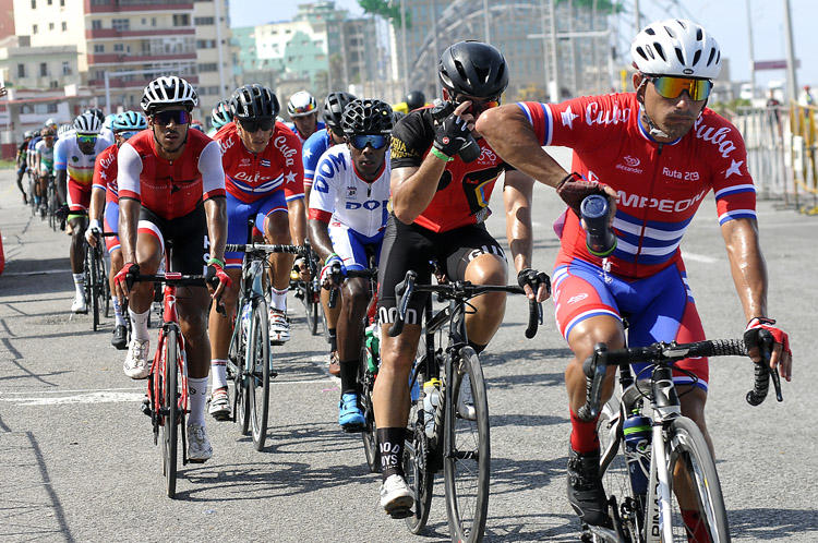 Félix Nodarse se coronó monarca de la ruta del Caribe en el Malecón de La Habana. Foto: José Raúl Rodríguez Robleda
