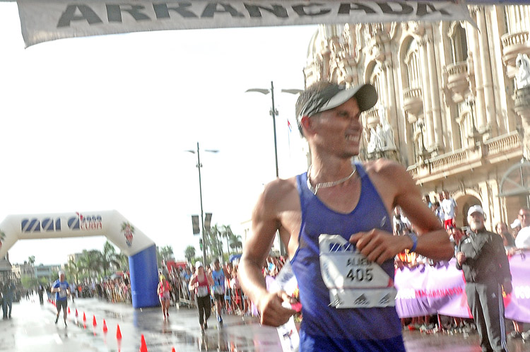 Alien Reyes, campeón de estreno en Marabana. Foto José Raúl Rodríguez Robleda