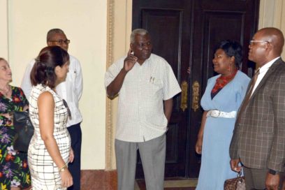Saluda Esteban Lazo a diputados de Namibia